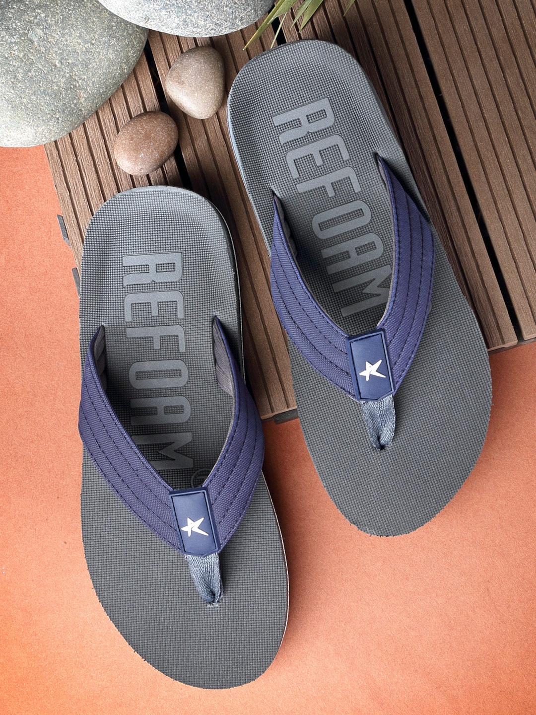 

REFOAM Men Grey & Blue Rubber Thong Flip-Flops