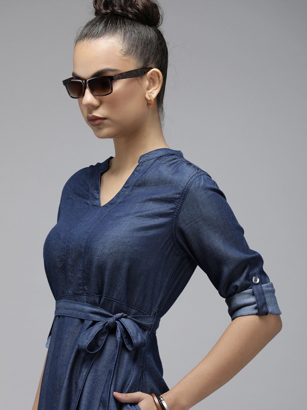 

The Roadster Lifestyle Co Women Blue Solid V-Neck A-Line Dress With A Belt