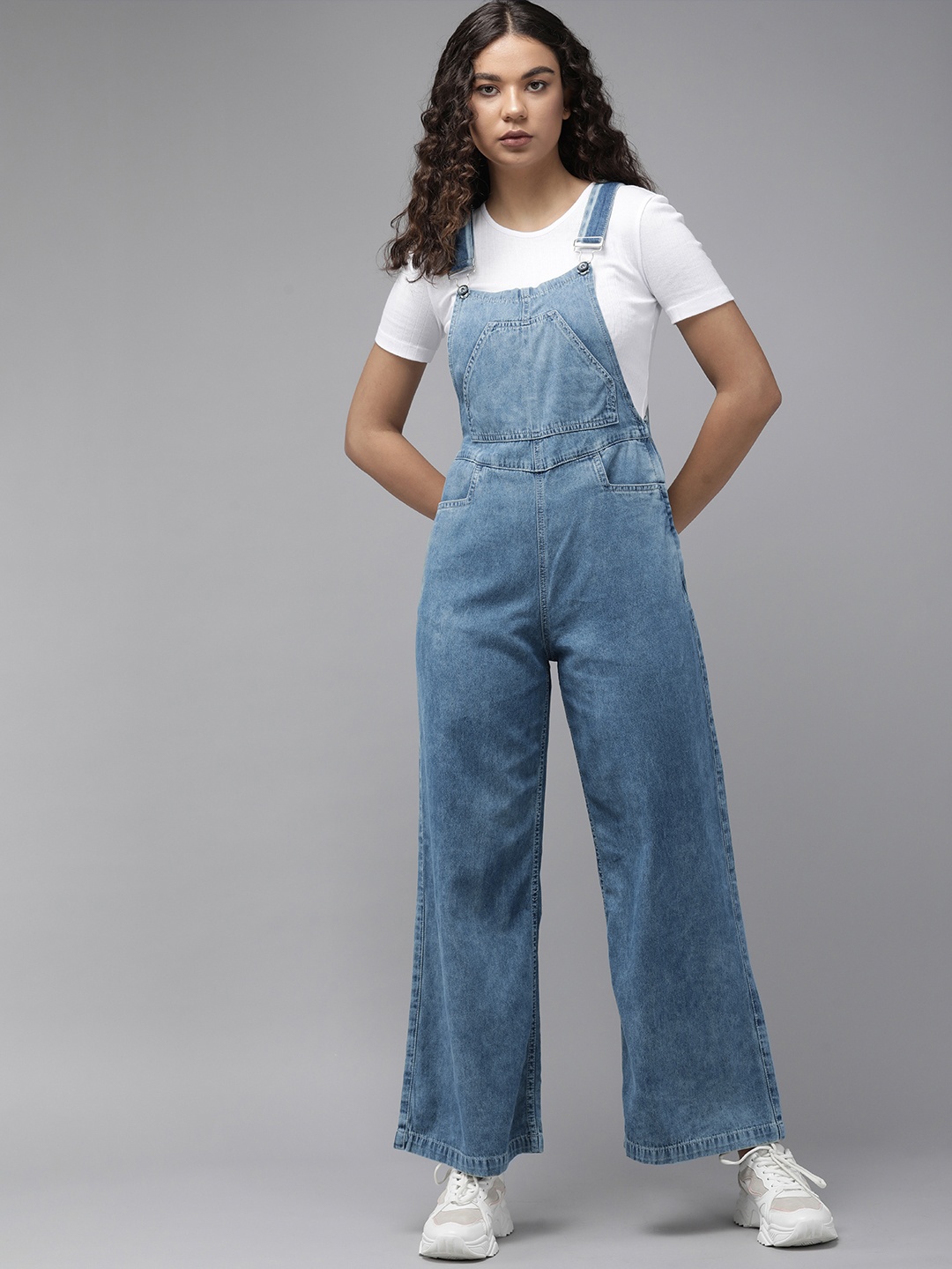 

The Roadster Lifestyle Co. Women Blue Solid Wide-Leg Denim Dungarees