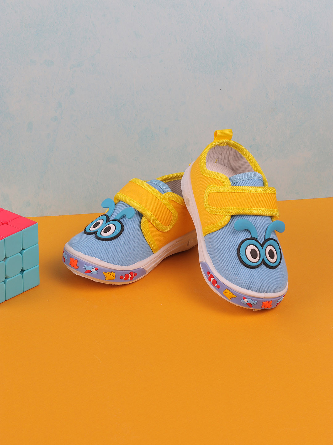 

Jazzy Juniors Boys Blue & yellow Applique Slip-On Sneakers