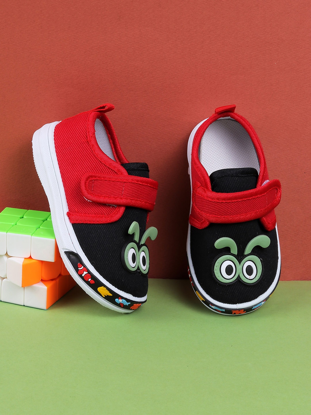 

Jazzy Juniors Boys Black & Red Printed Sneakers