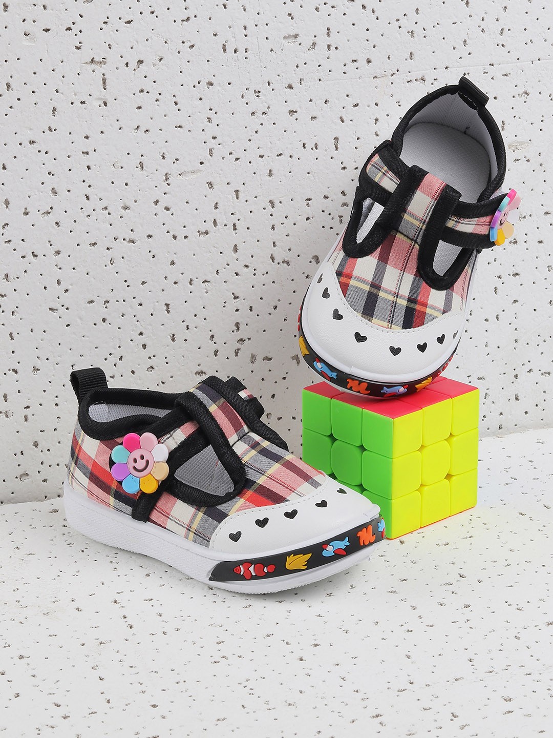 

Jazzy Juniors Girls Black Printed Slip-On Sneakers