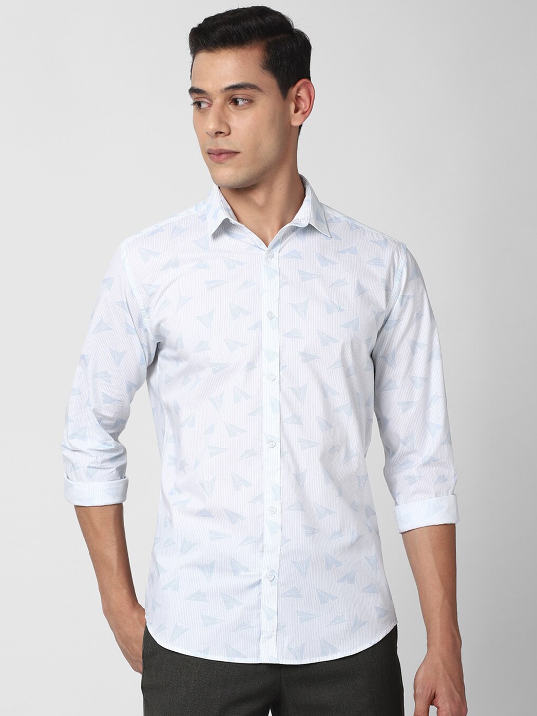

V Dot Men White & Blue Slim Fit Printed Cotton Casual Shirt
