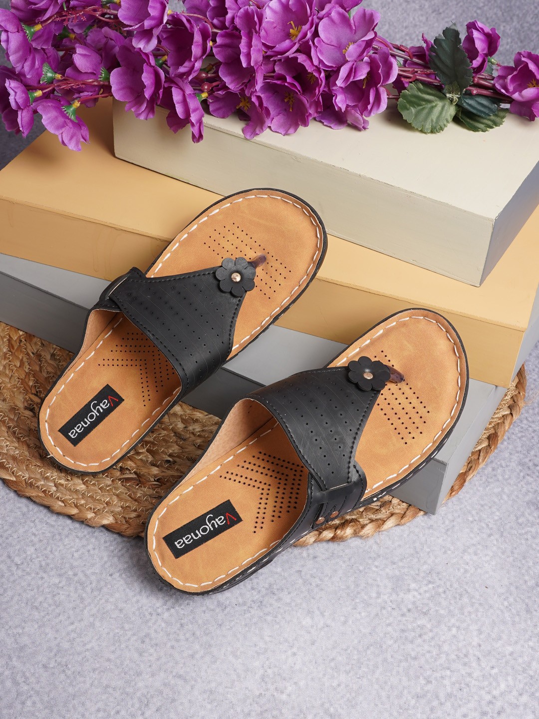 

VAYONAA Black Comfort Sandals