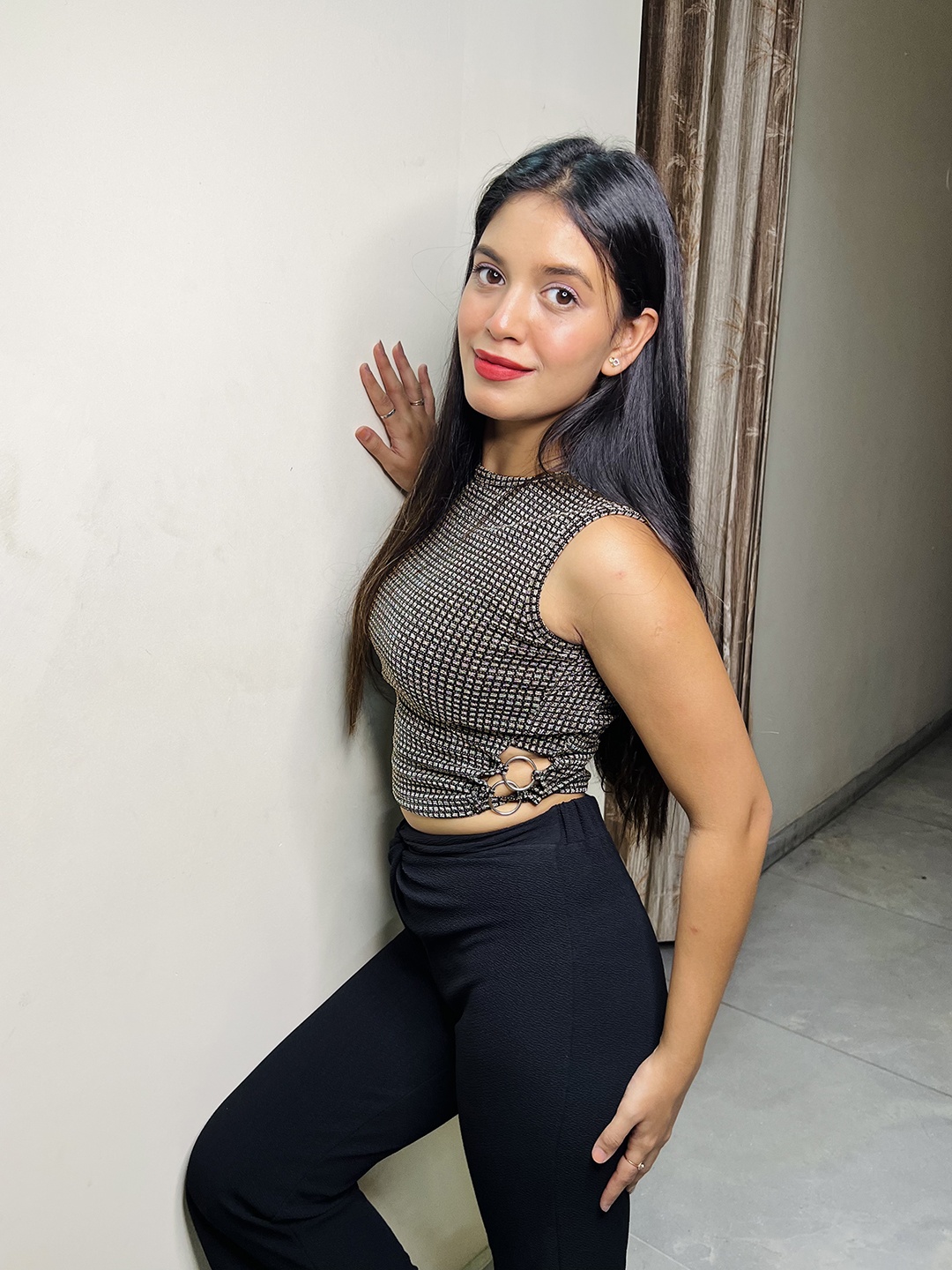 

Tokyo Talkies Women Black & Silver-Toned Geometric Print Crop Top