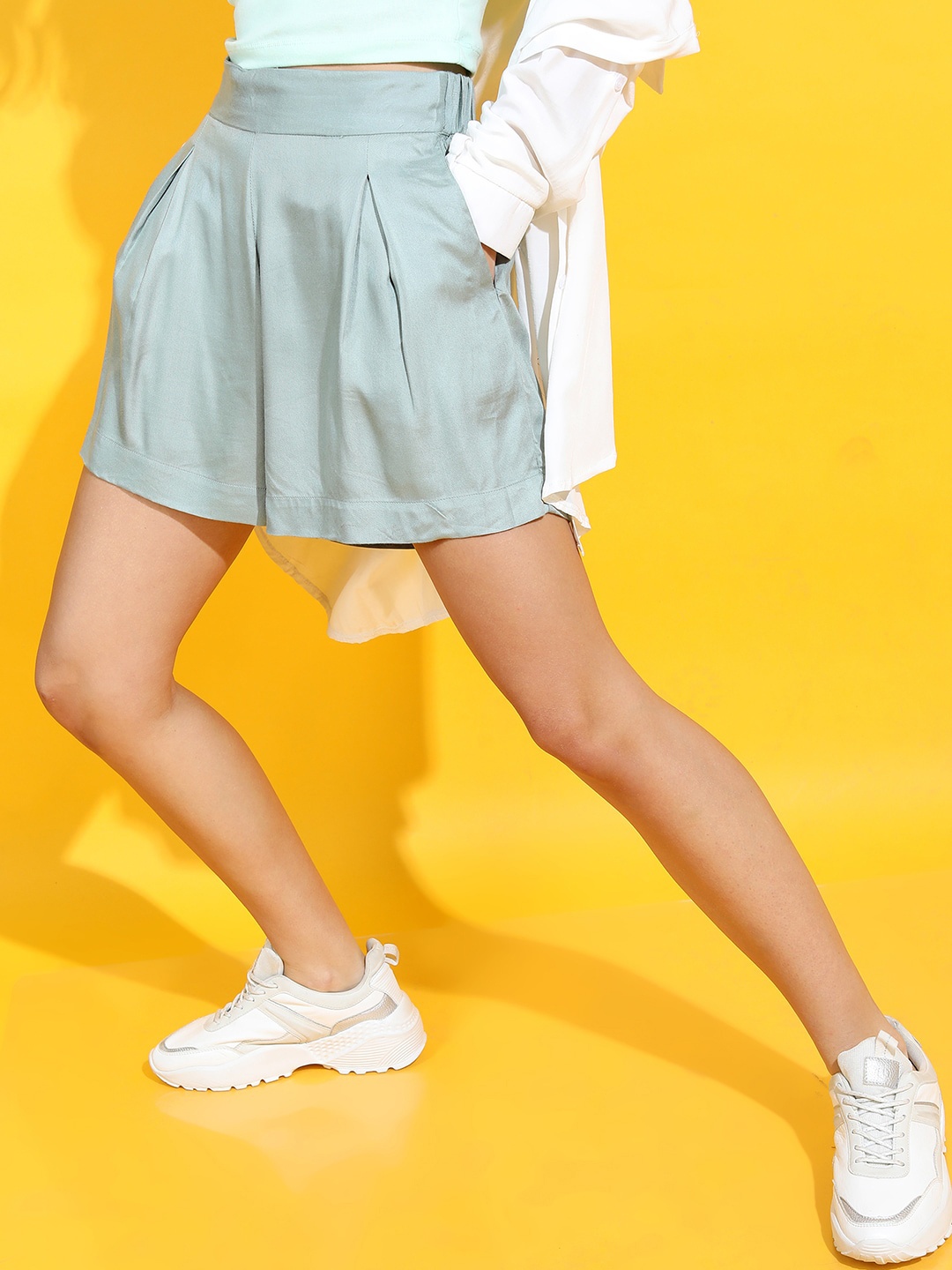 

Tokyo Talkies Women Olive Solid Green Shorts