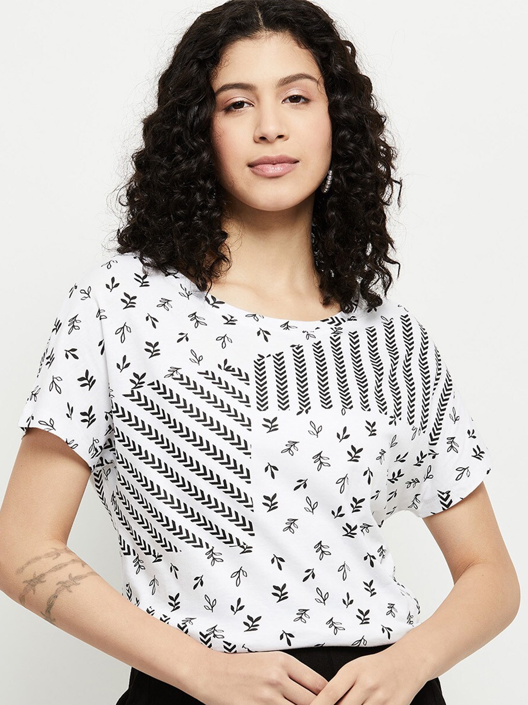 

max Women White Floral Printed Raw Edge T-shirt