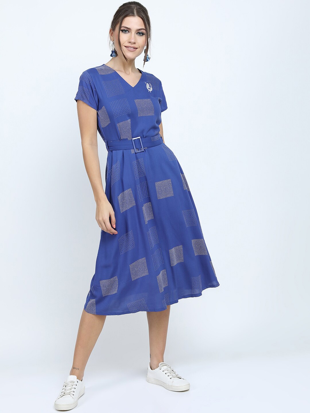 

Vishudh Women Blue Abstract Printed Midi Dress