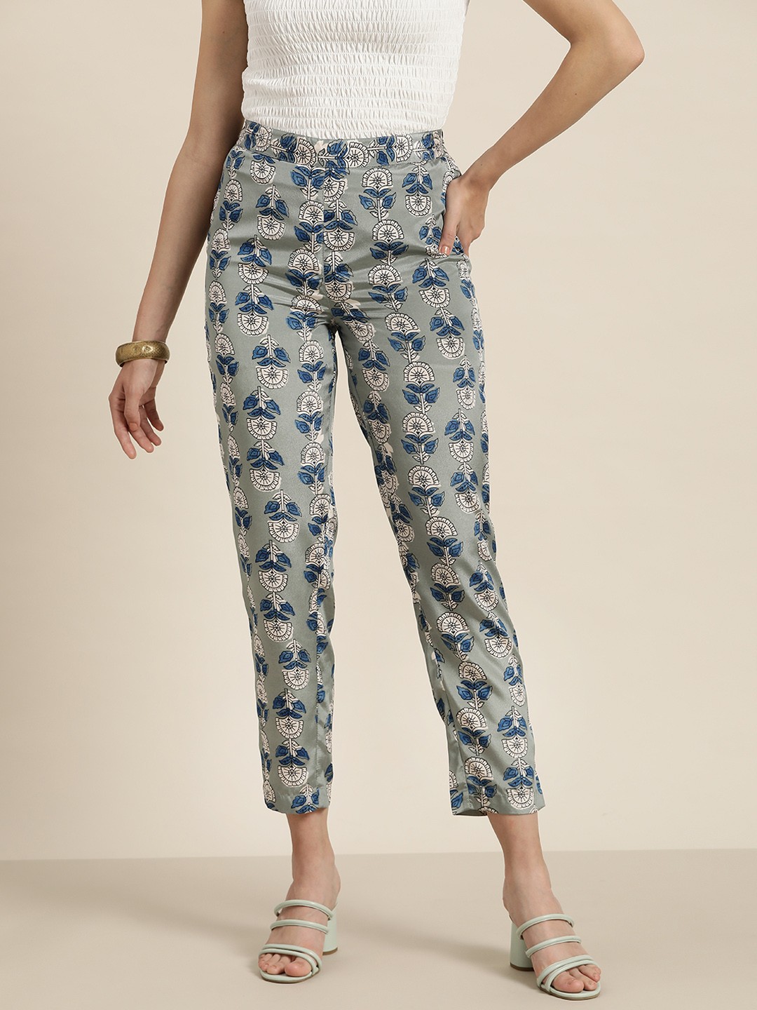 

Shae by SASSAFRAS Women Grey & White Floral Printed Cropped Ethnic Palazzos