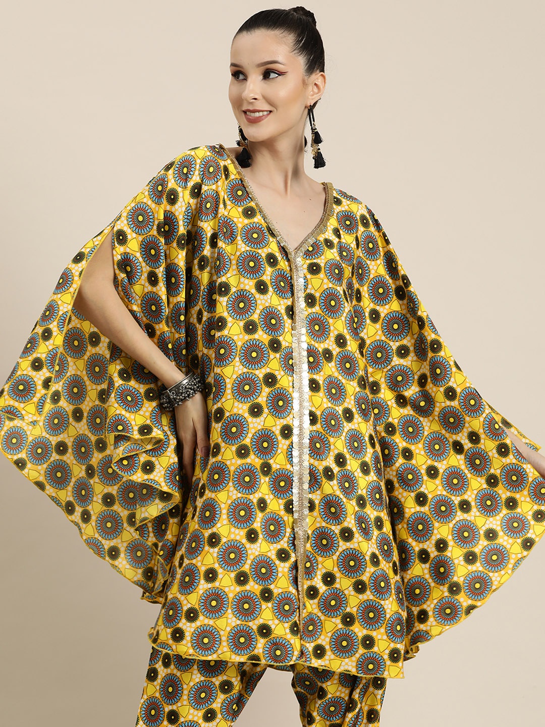 

Shae by SASSAFRAS Yellow & Black Geometric Printed V-Neck Gotta Patti Kaftan Kurti