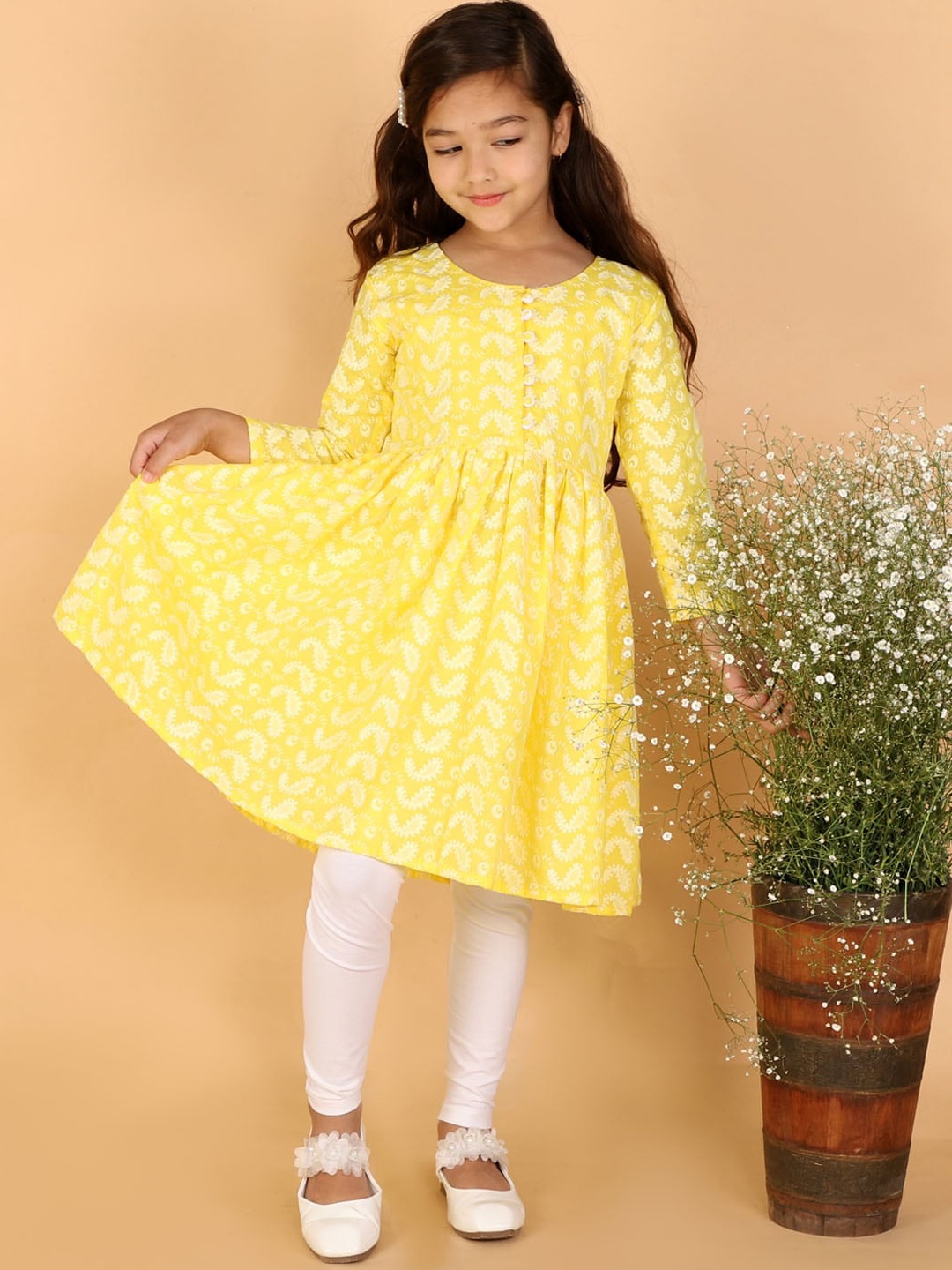 

VASTRAMAY Girls Yellow & White Embroidered Chikankari Pure Cotton Kurta & Leggings