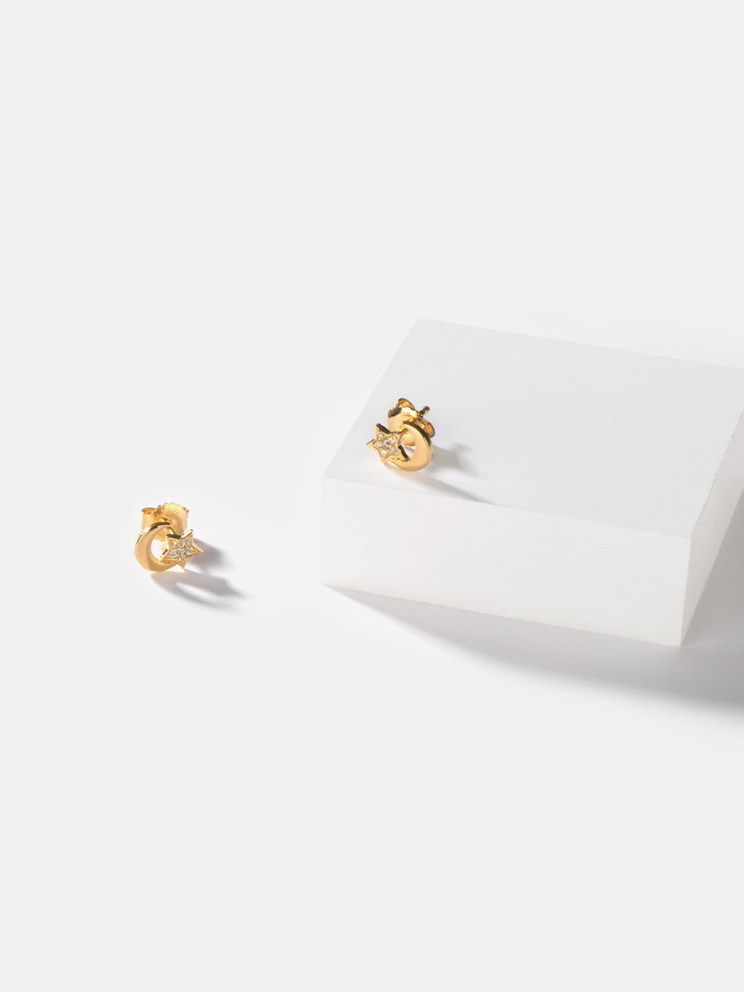 

SHAYA Gold Plated 925 Silver Studs Earrings