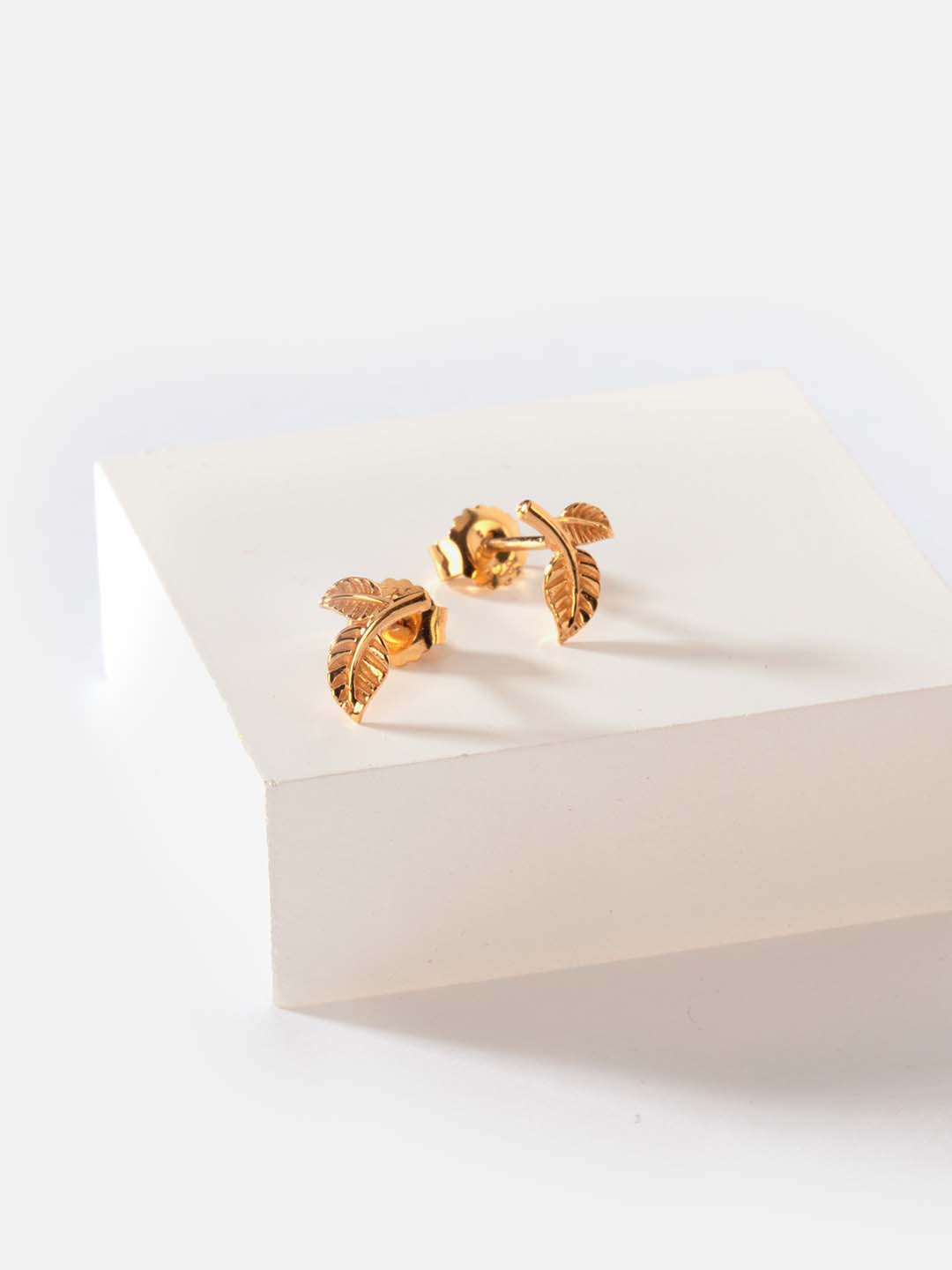 

SHAYA Gold Plated Leaf Contemporary Studs Earrings