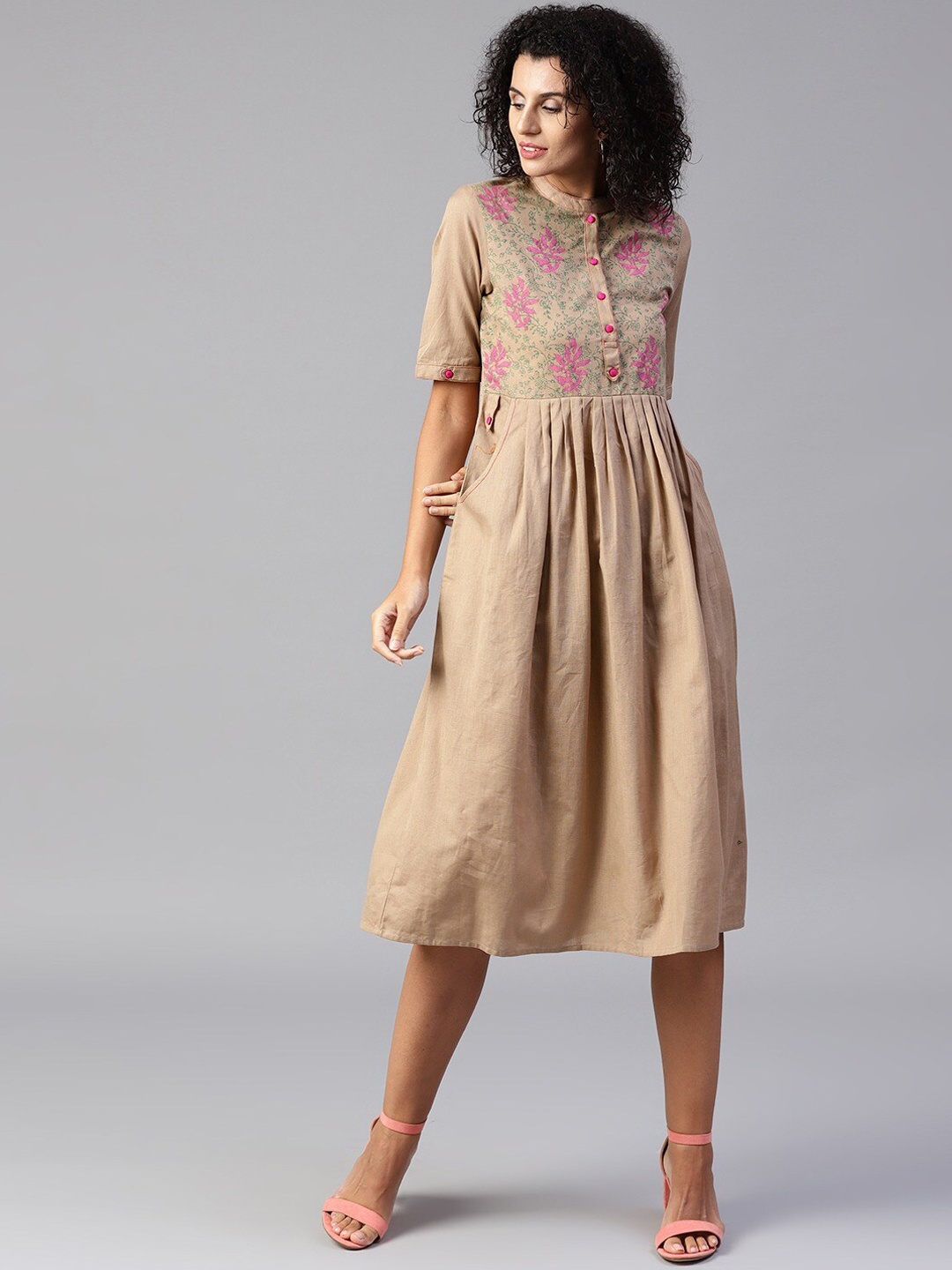 

Tulsattva Women Beige Floral Yoke Design Thread Work Kurta