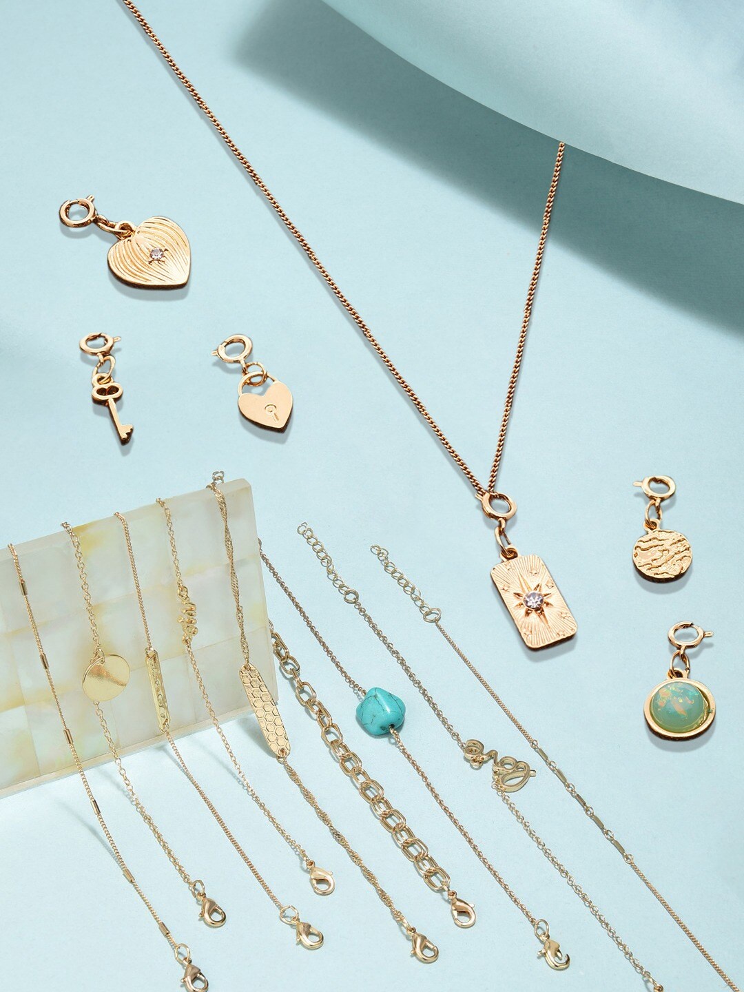 

AMI Set Of 16 Gold-Toned Jewellery Set