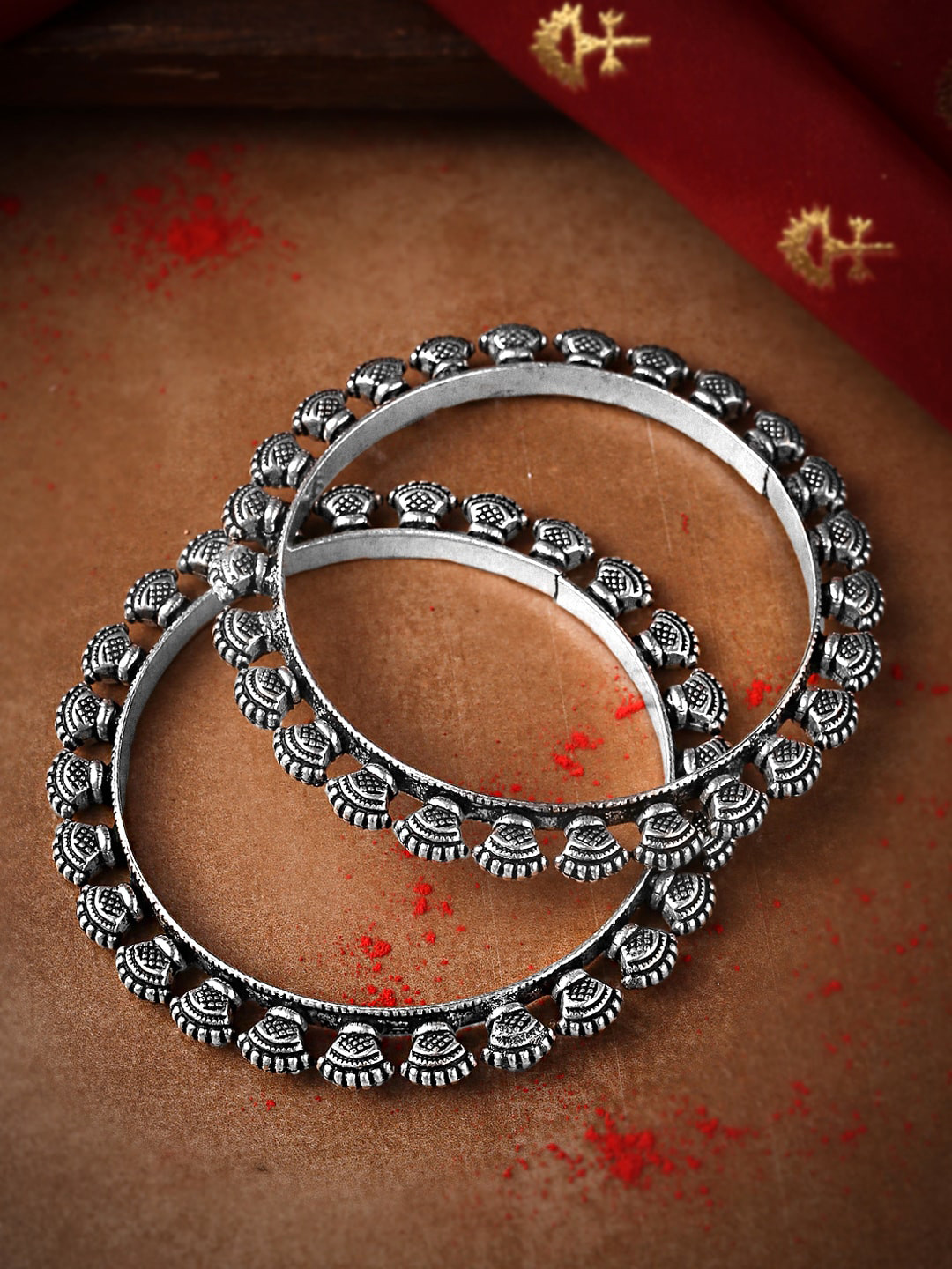

Yellow Chimes Women Silver-Plated Set Of 2 Oxidised Kolhapuri Shell Design Bangles