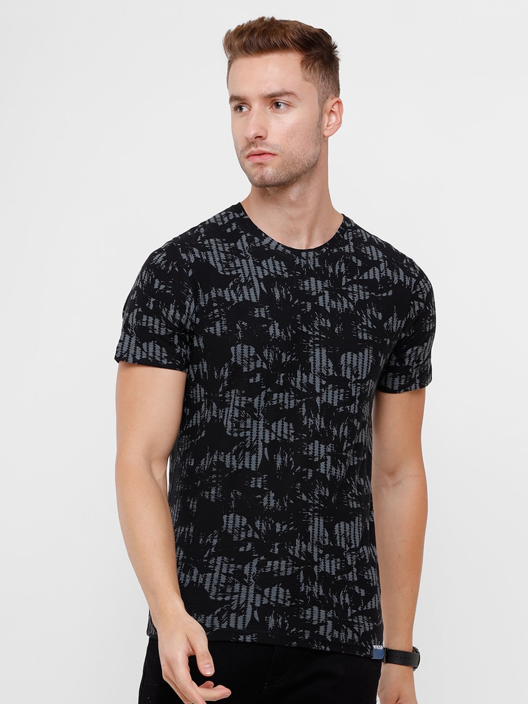 

WROGN Men Black & Grey Floral Printed Slim Fit Pure Cotton T-shirt