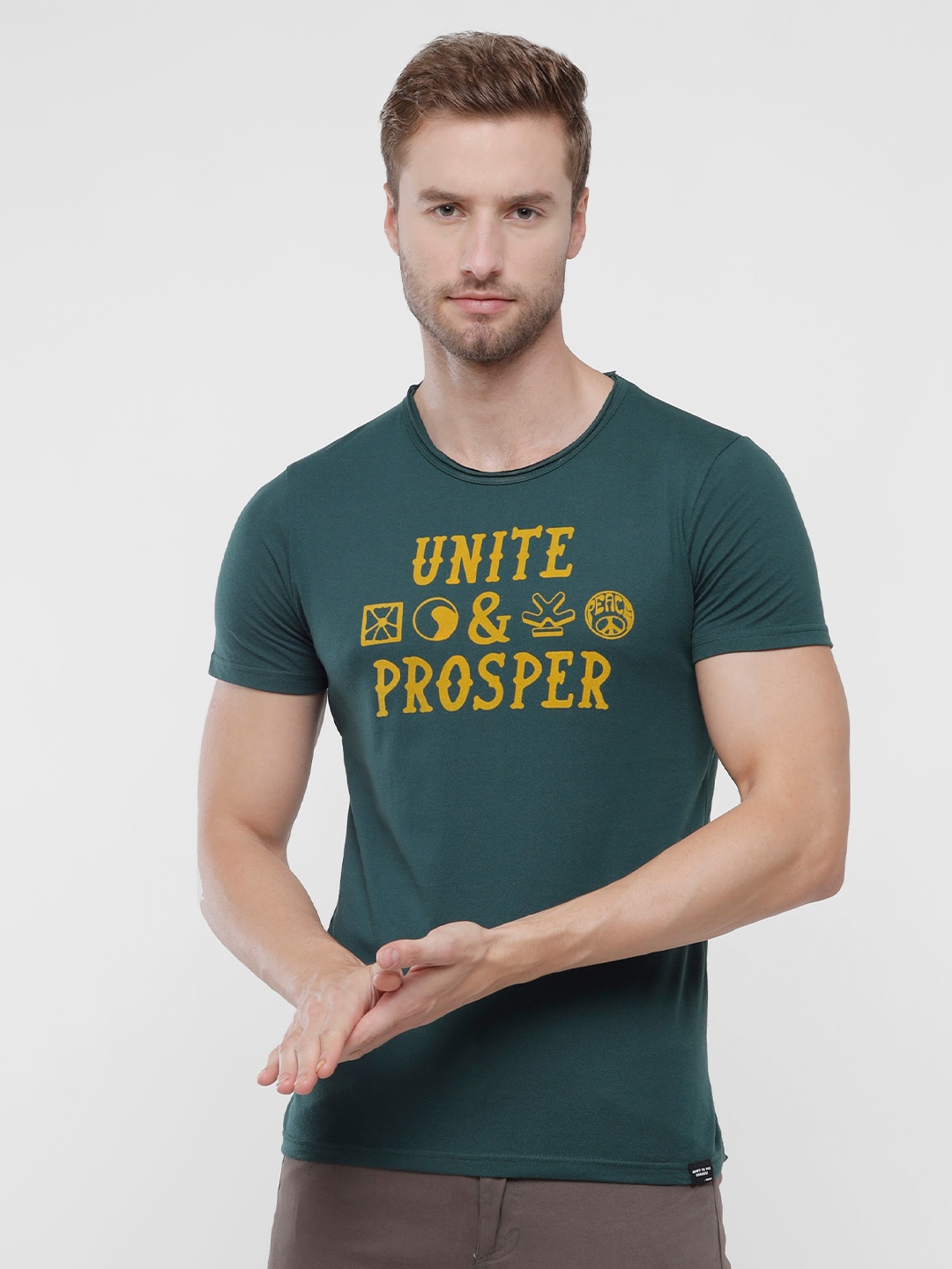 

WROGN Men Green Typography Printed Pure Cotton Slim Fit T-shirt