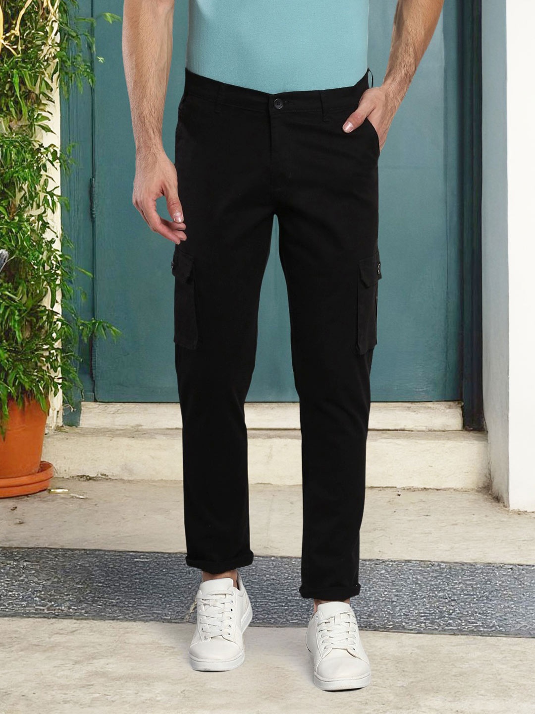 

Dennis Lingo Men Black Tapered Fit Cargos Trousers