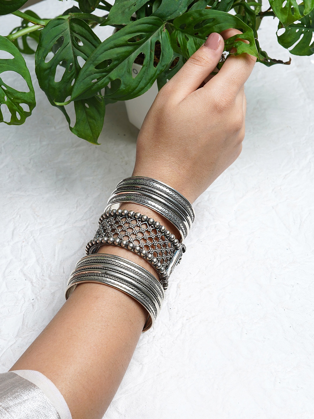 

TEEJH Women Set Of 2 Silver-Toned Oxidised Kada Bracelet