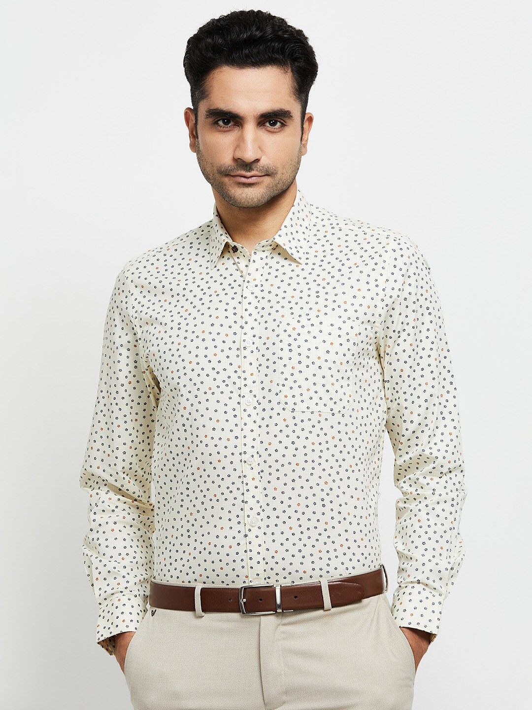 

max Men Off White Floral Printed Pure Cotton Casual Shirt