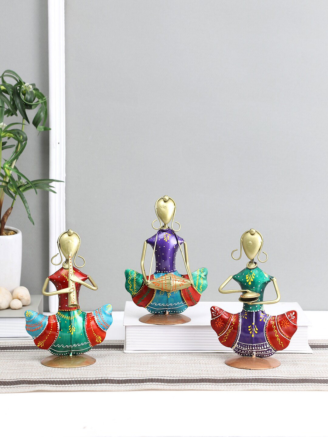 

Aapno Rajasthan Multi-Coloured Three doll Set Showpiece