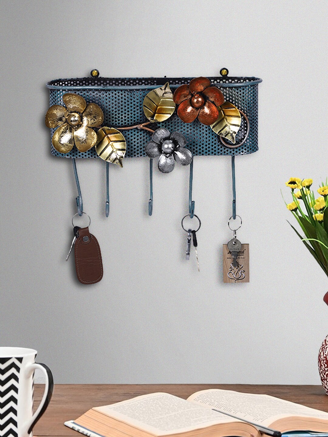 

Aapno Rajasthan Blue & Gold-Toned Key Holder