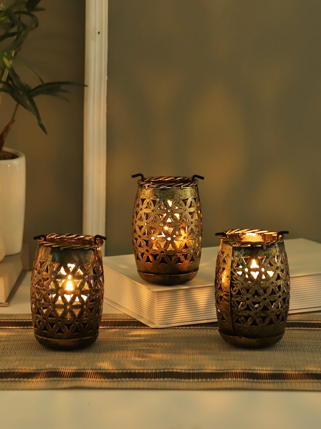 

Aapno Rajasthan Set Of 3 Gold- Toned Glass Textured Candle Holders