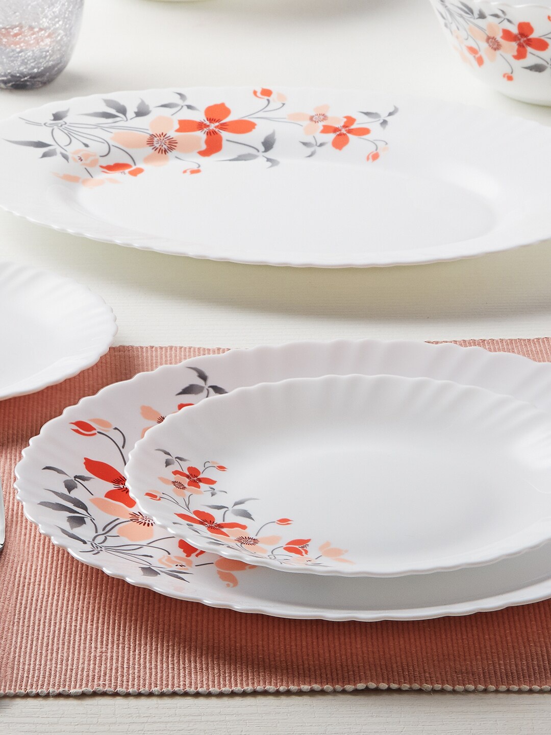 

Larah by BOROSIL Fluted Fiore White & Red 6 Pieces Floral Printed Opalware Glossy Plates
