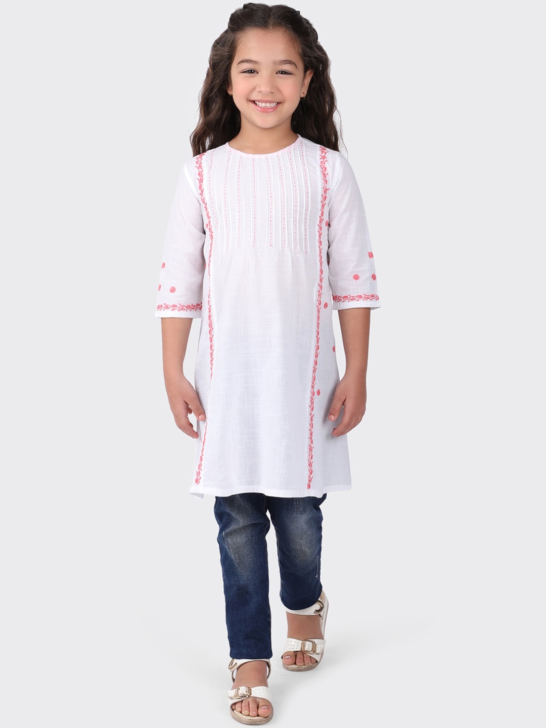 

Fabindia Girls White Geometric Embroidered Kurta