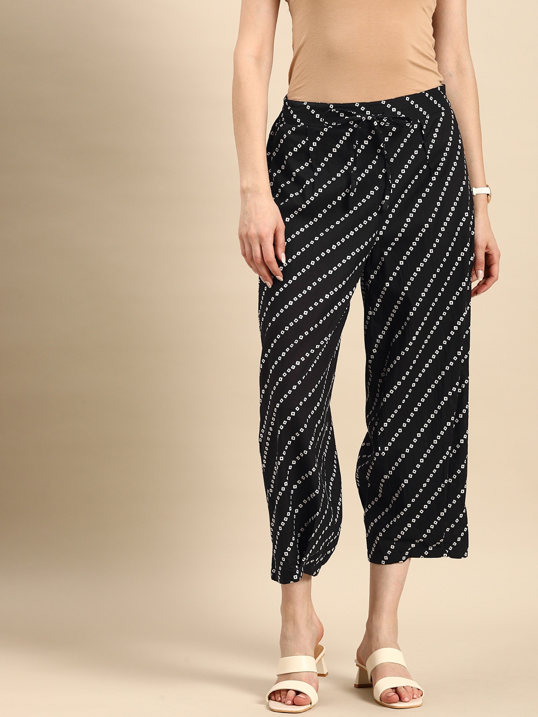 

Anouk Women Black & White Printed Pure Cotton Cropped Trousers