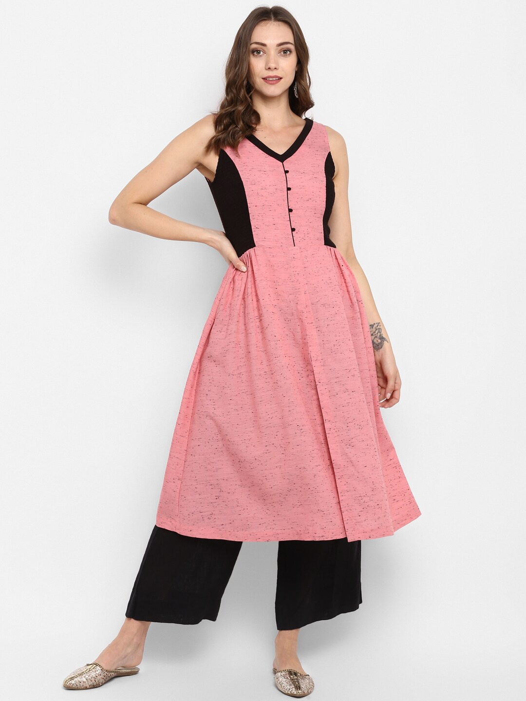 

DEEBACO Women Pink & Black Solid V-Neck Pure Cotton Kurta
