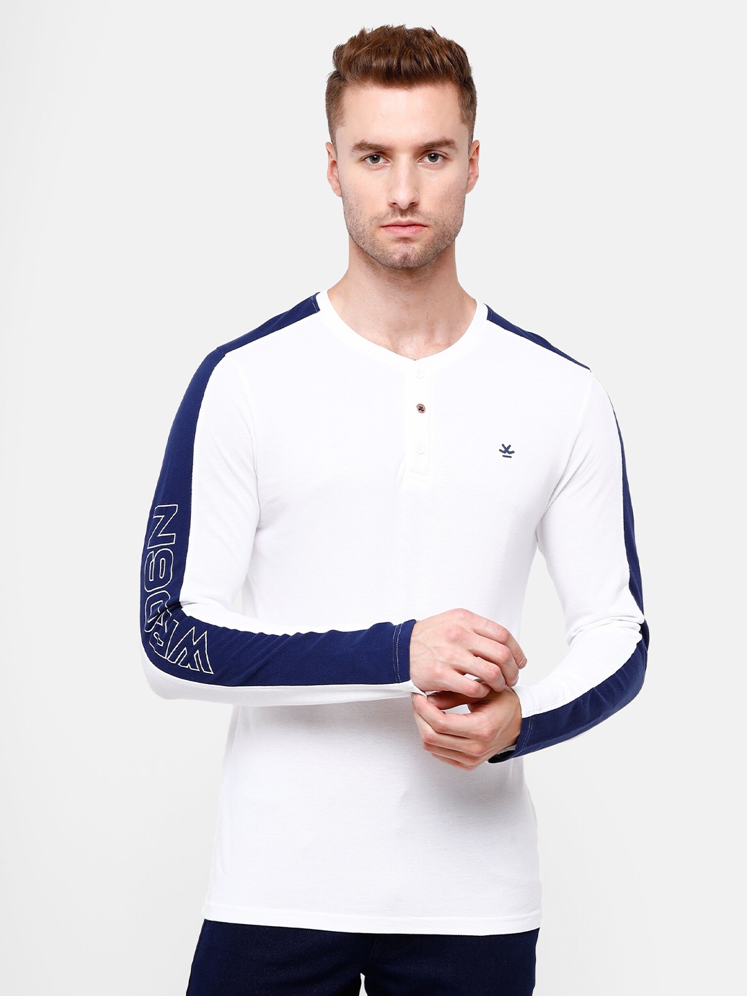 

WROGN Men White & Blue Slim Fit Cotton T-shirt