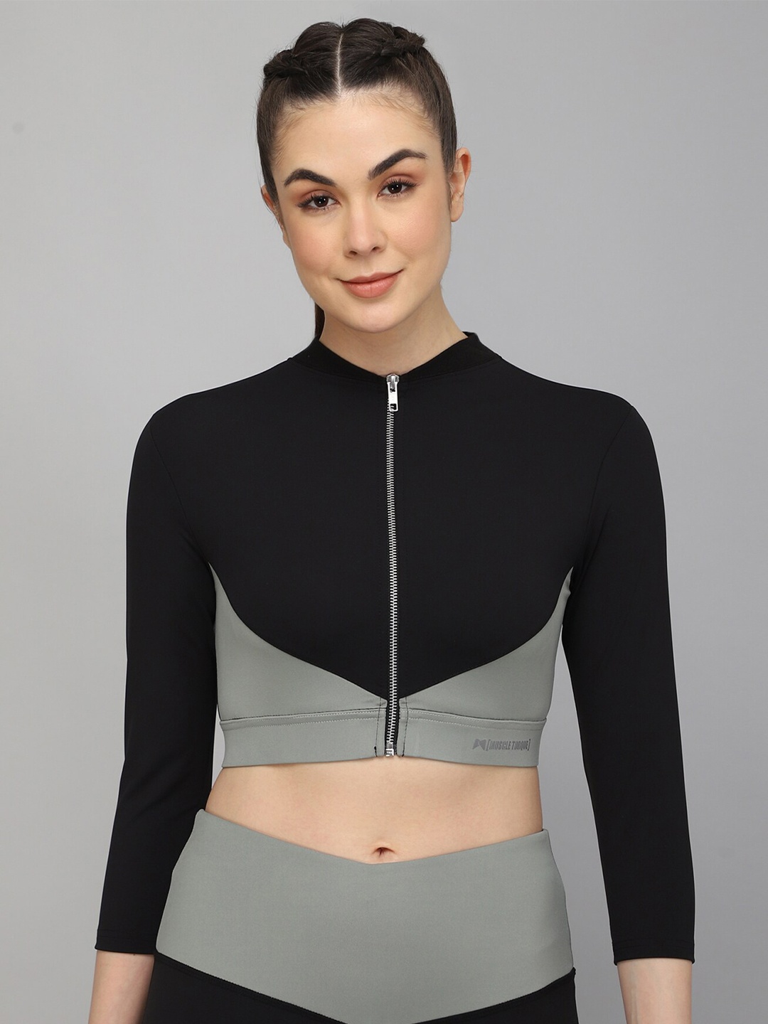 

MUSCLE TORQUE Women Black Colourblocked High-Neck Workout Top