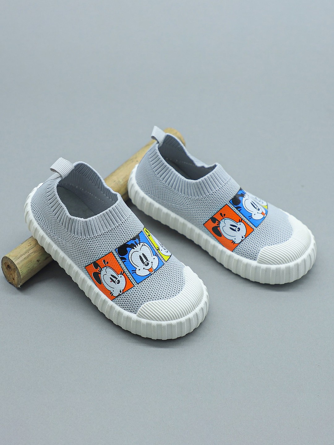 

FEETWELL SHOES Unisex Kids Grey Printed Slip-On Sneakers