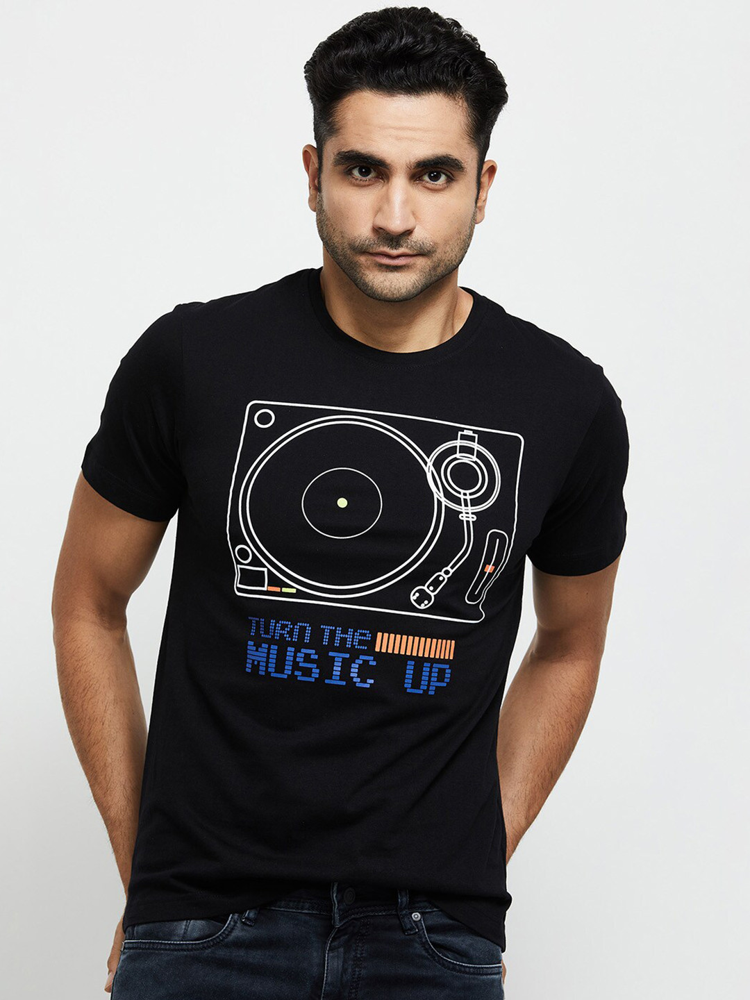 

max Men Black Graphic Printed Regular-Fit Pure Cotton T-shirt