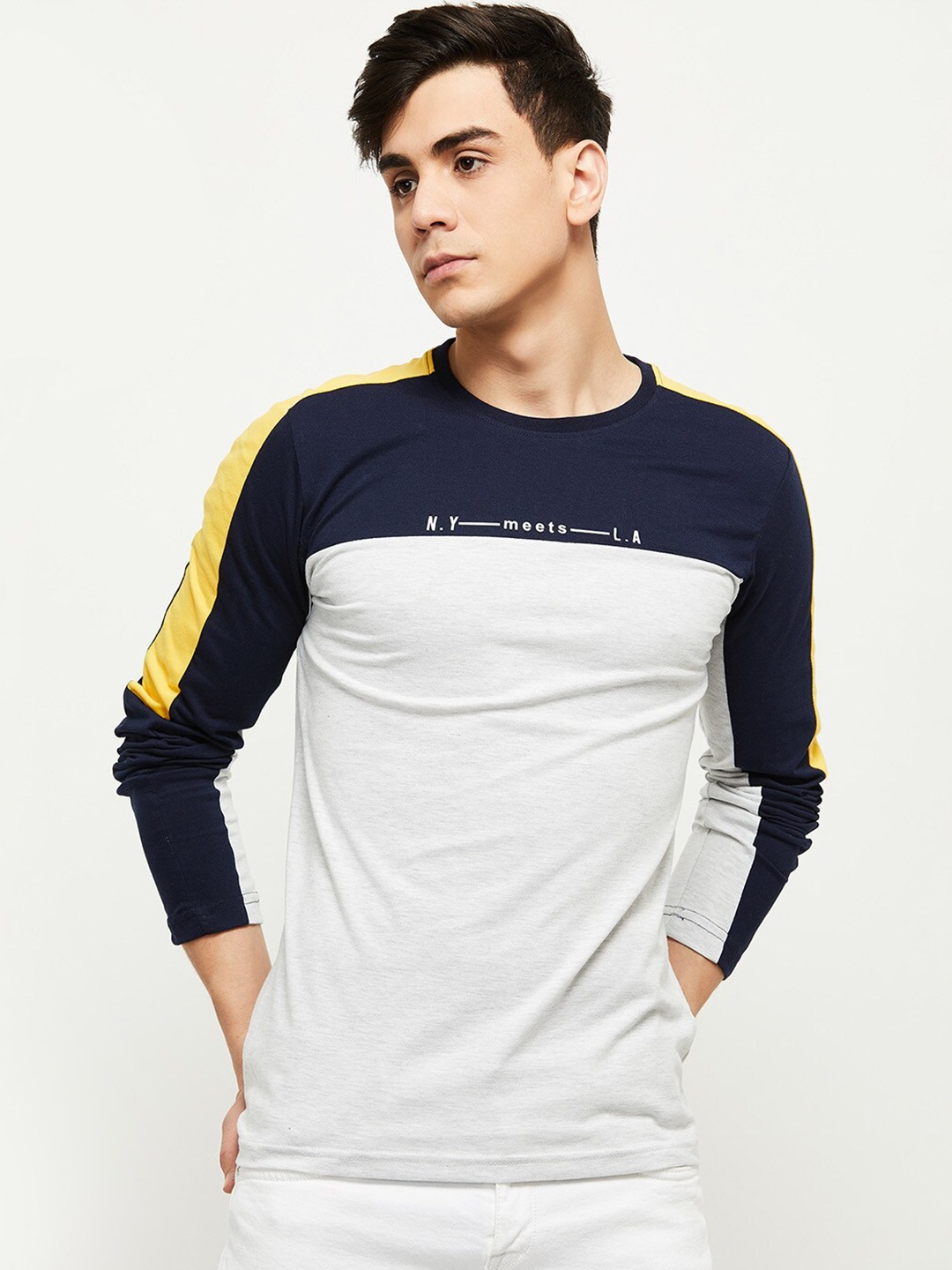 

max Men White Colourblocked Regular Fit T-shirt