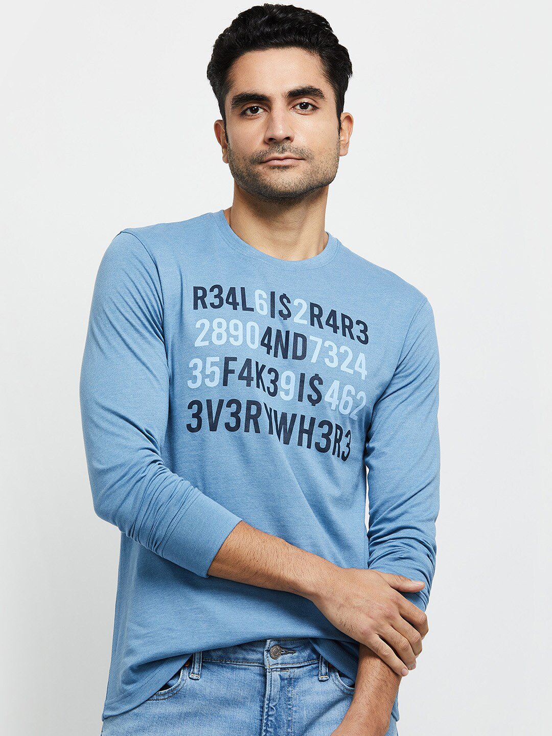 

max Men Blue Typography Printed V-Neck T-shirt