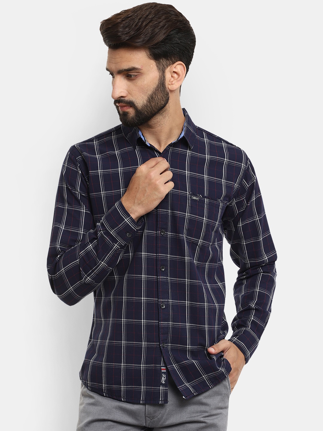 

V-Mart Men Navy Blue & White Standard Slim Fit Checked Cotton Casual Shirt
