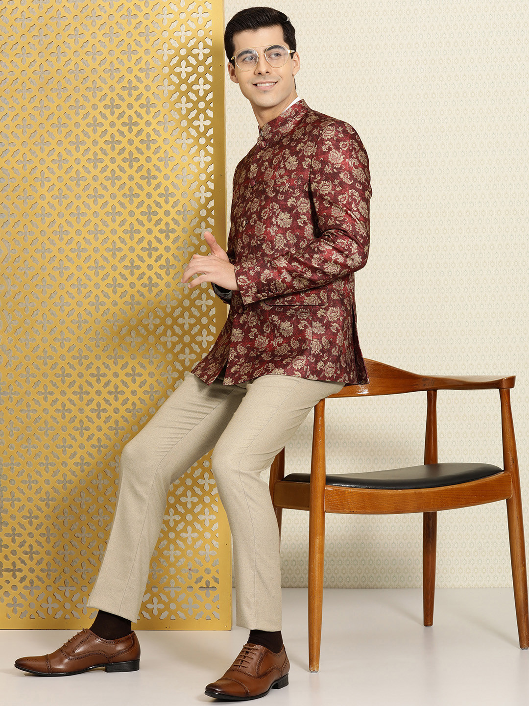 

House of Pataudi Men Maroon % Gold-Toned Woven Design Bandhgala Jashn Blazer