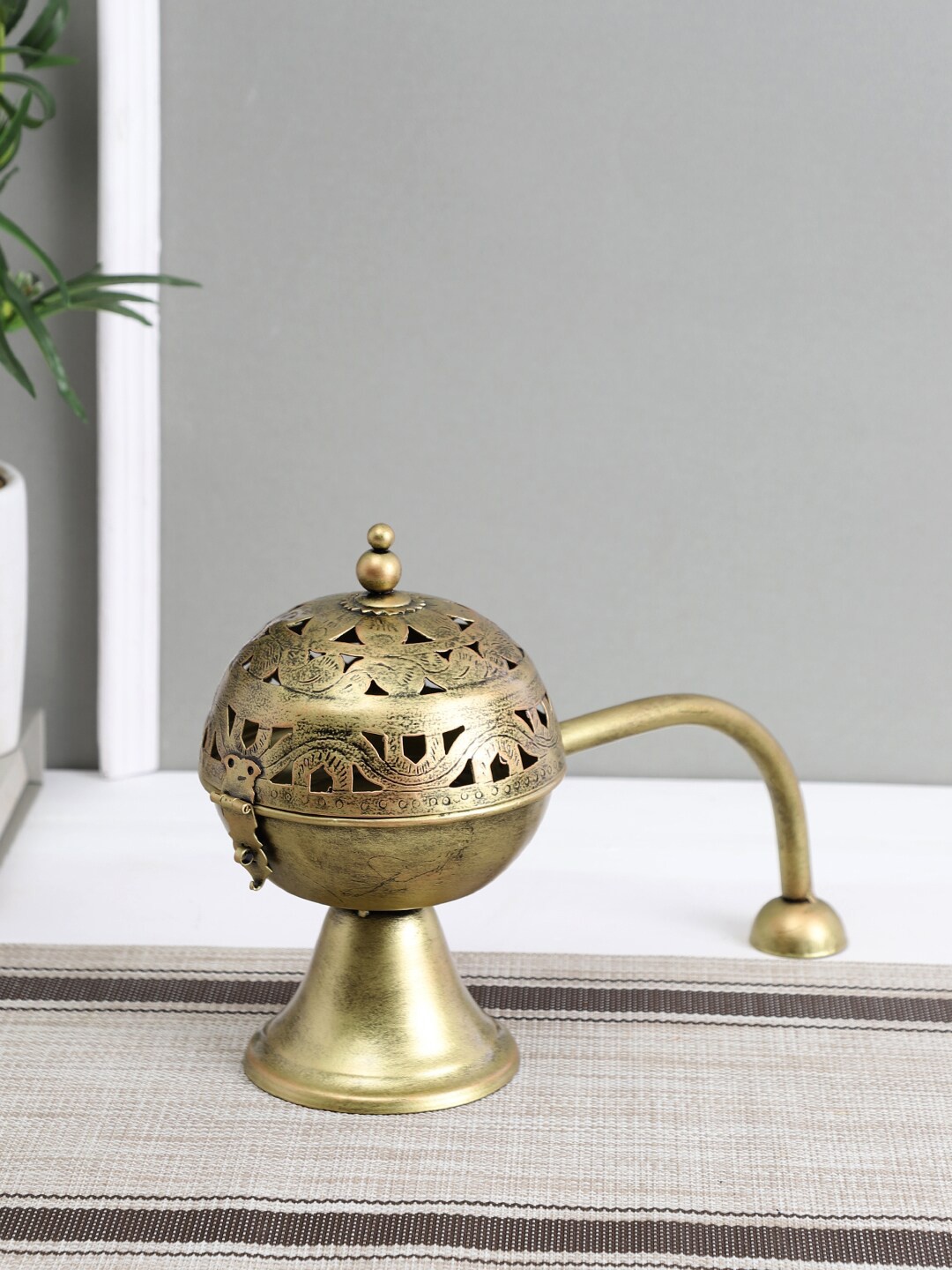 

Aapno Rajasthan Gold-Toned Lamp-Shaped Dhoop Dani