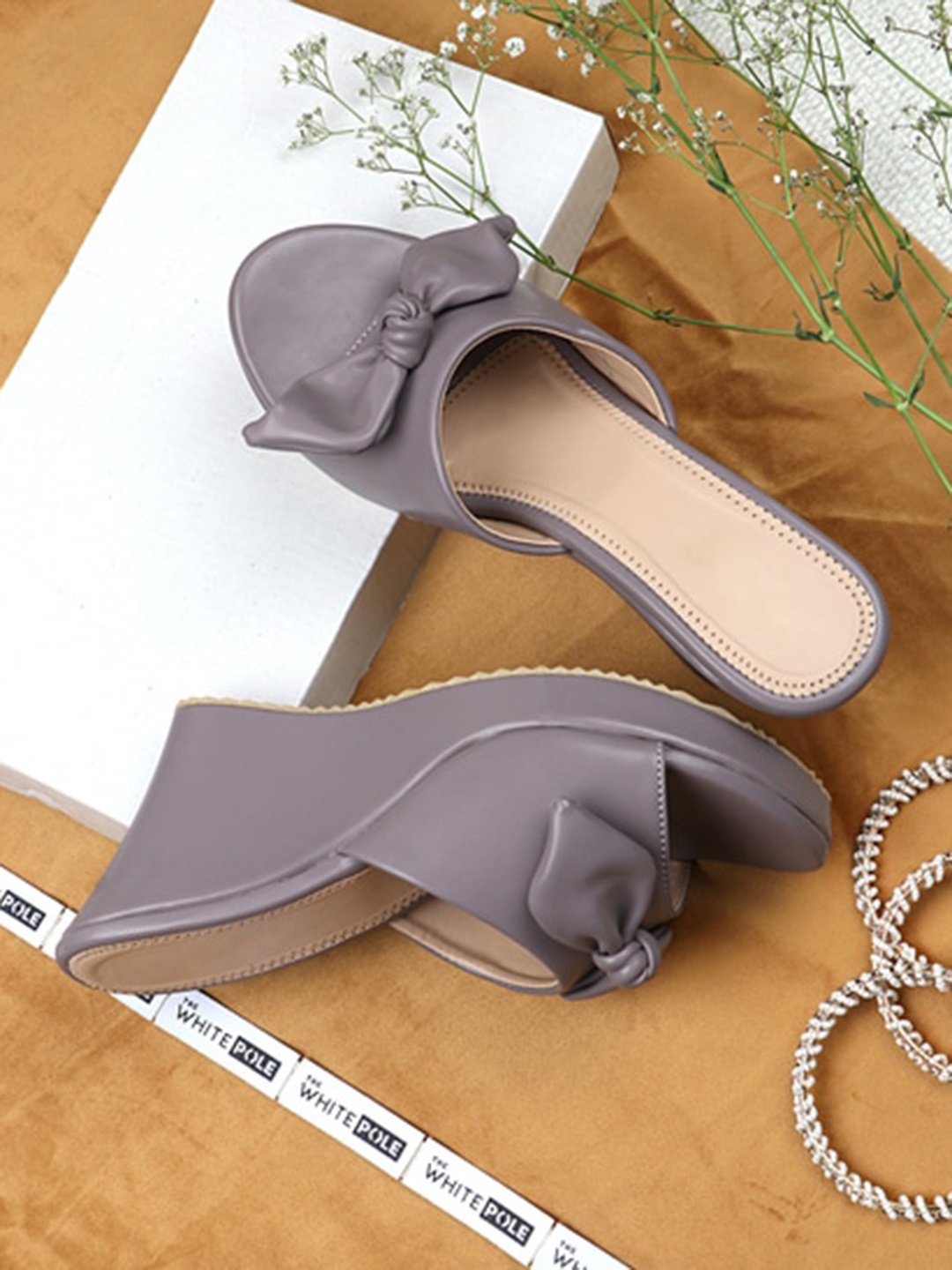 

THE WHITE POLE Grey Party Wedge Sandals with Bows