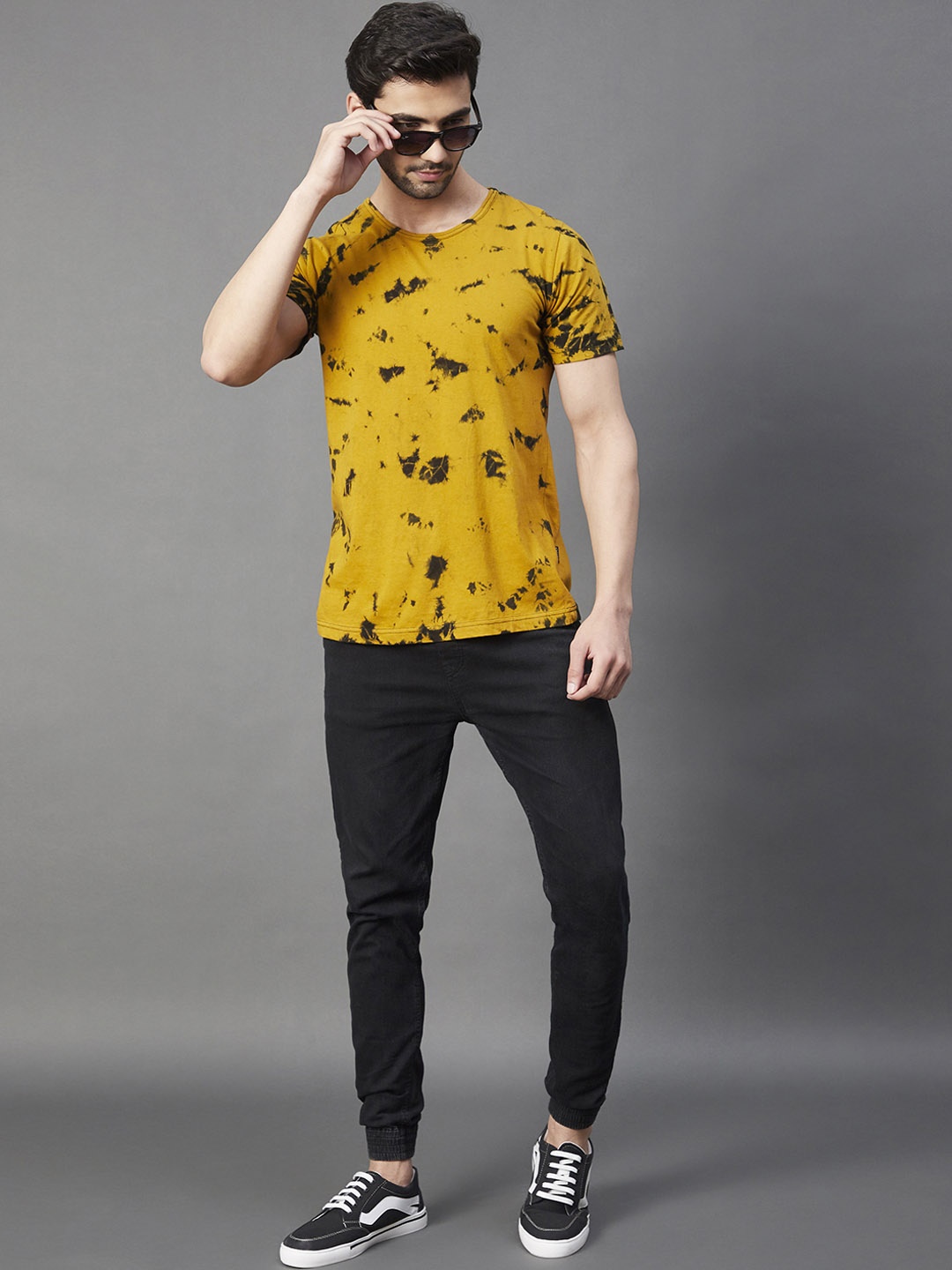 

Rigo Men Mustard Yellow & Black Tie and Dye Printed Slim Fit T-shirt