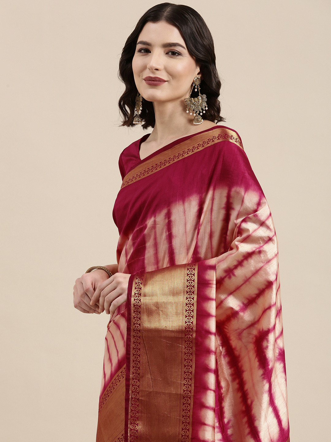 

VAIRAGEE Red & Beige Tie and Dye Saree
