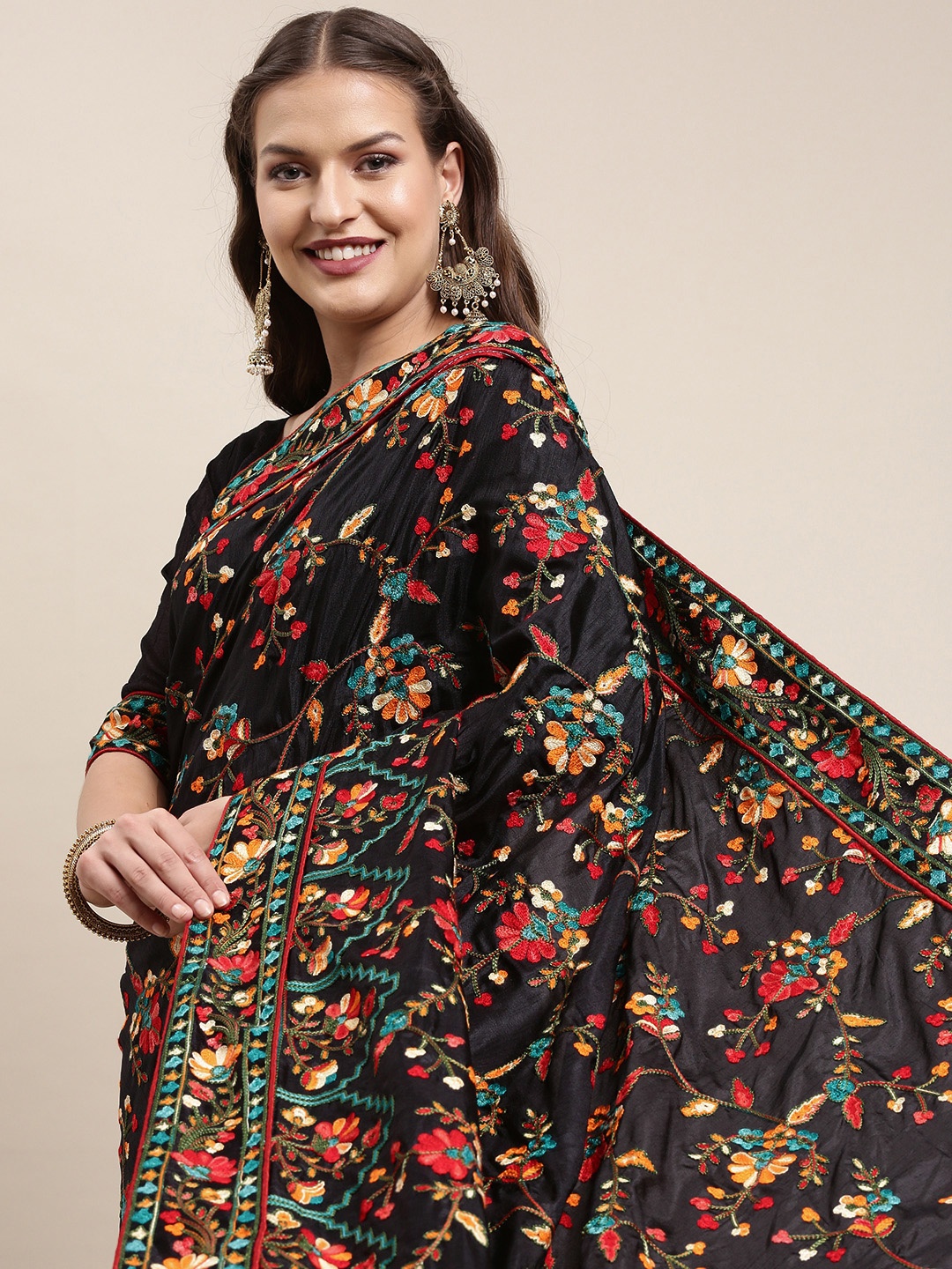 

VAIRAGEE Black & Red Ethnic Motifs Embroidered Silk Blend Saree
