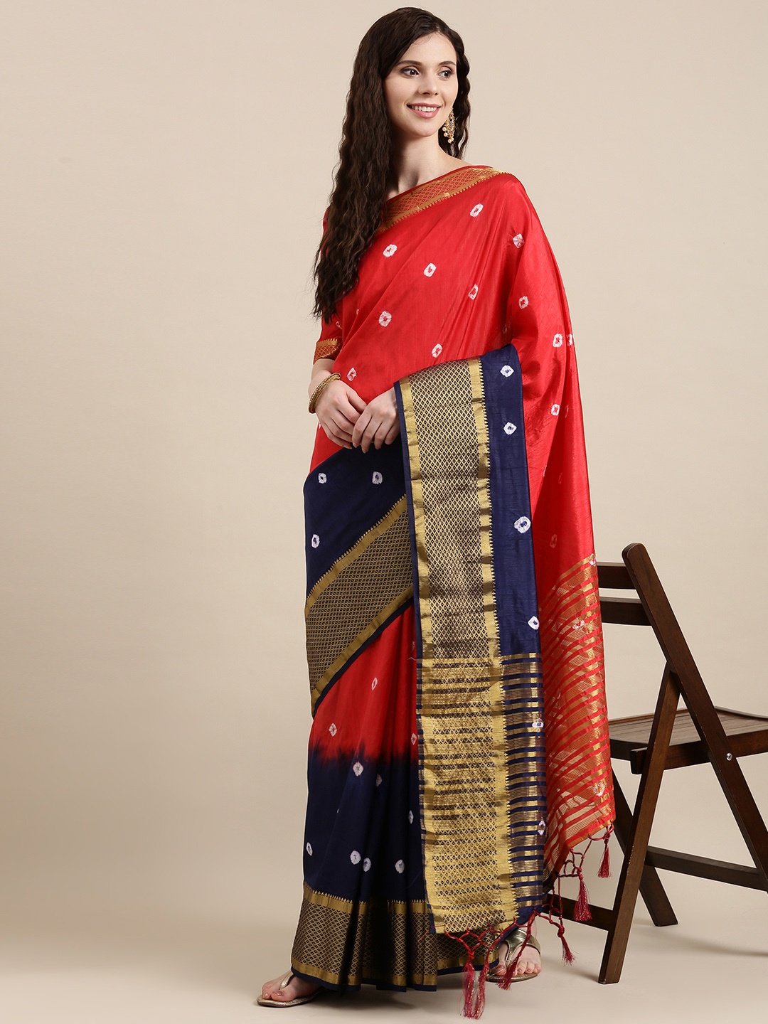 

VAIRAGEE Coral Red & Blue Bandhani Printed Saree