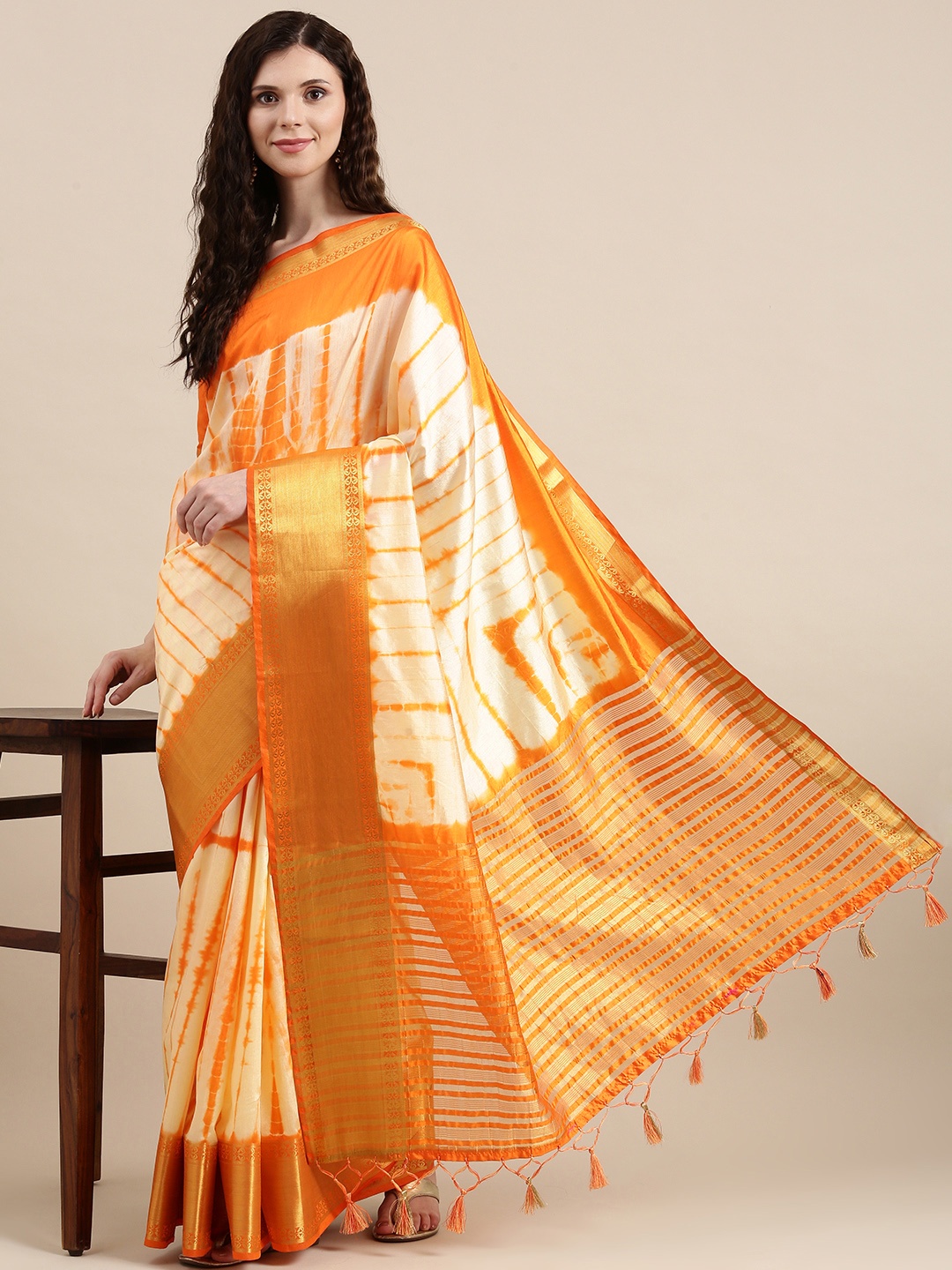 

VAIRAGEE Orange & White Tie and Dye Printed Saree