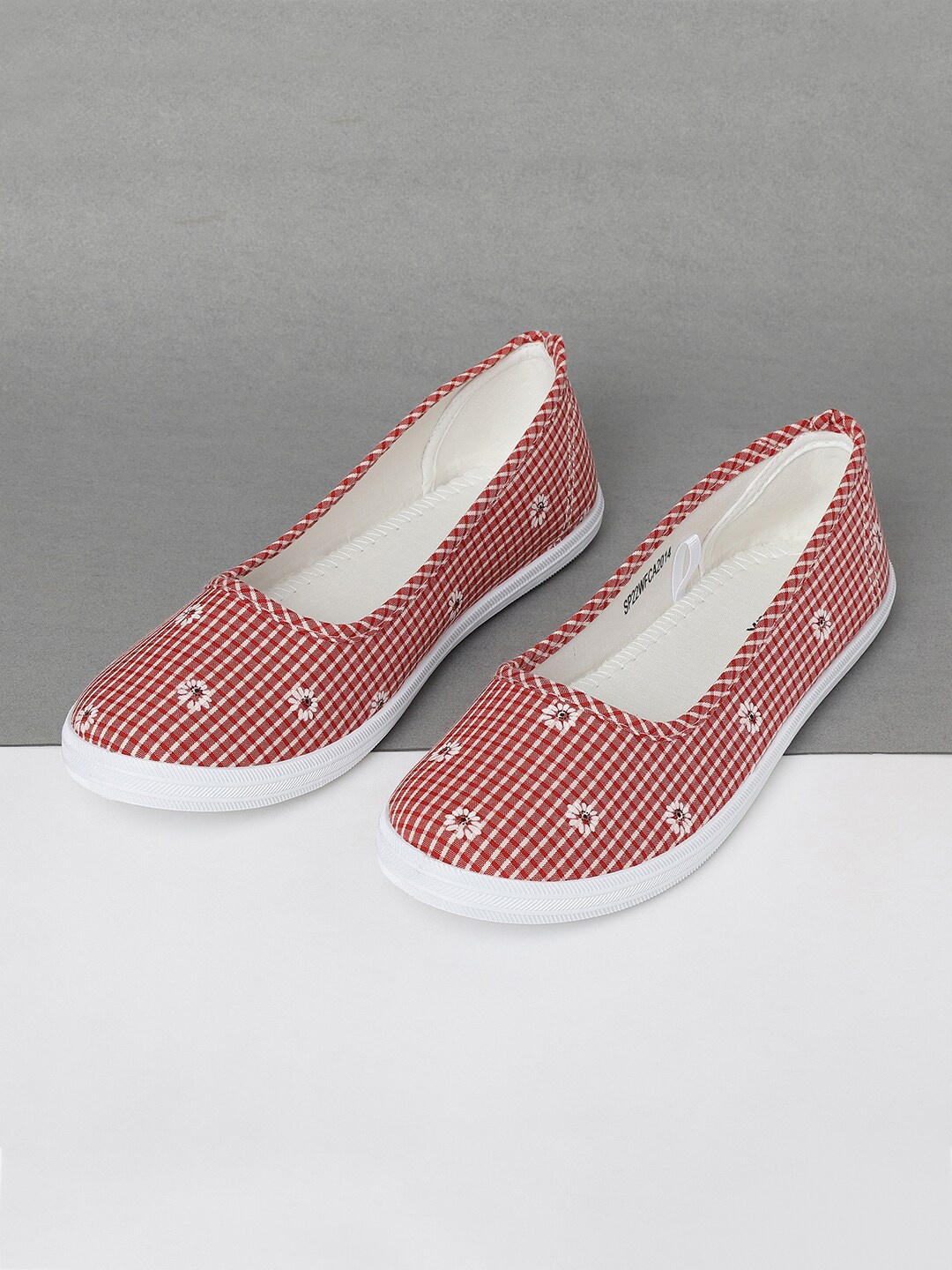 

max Women Red Printed Slip-On Sneakers