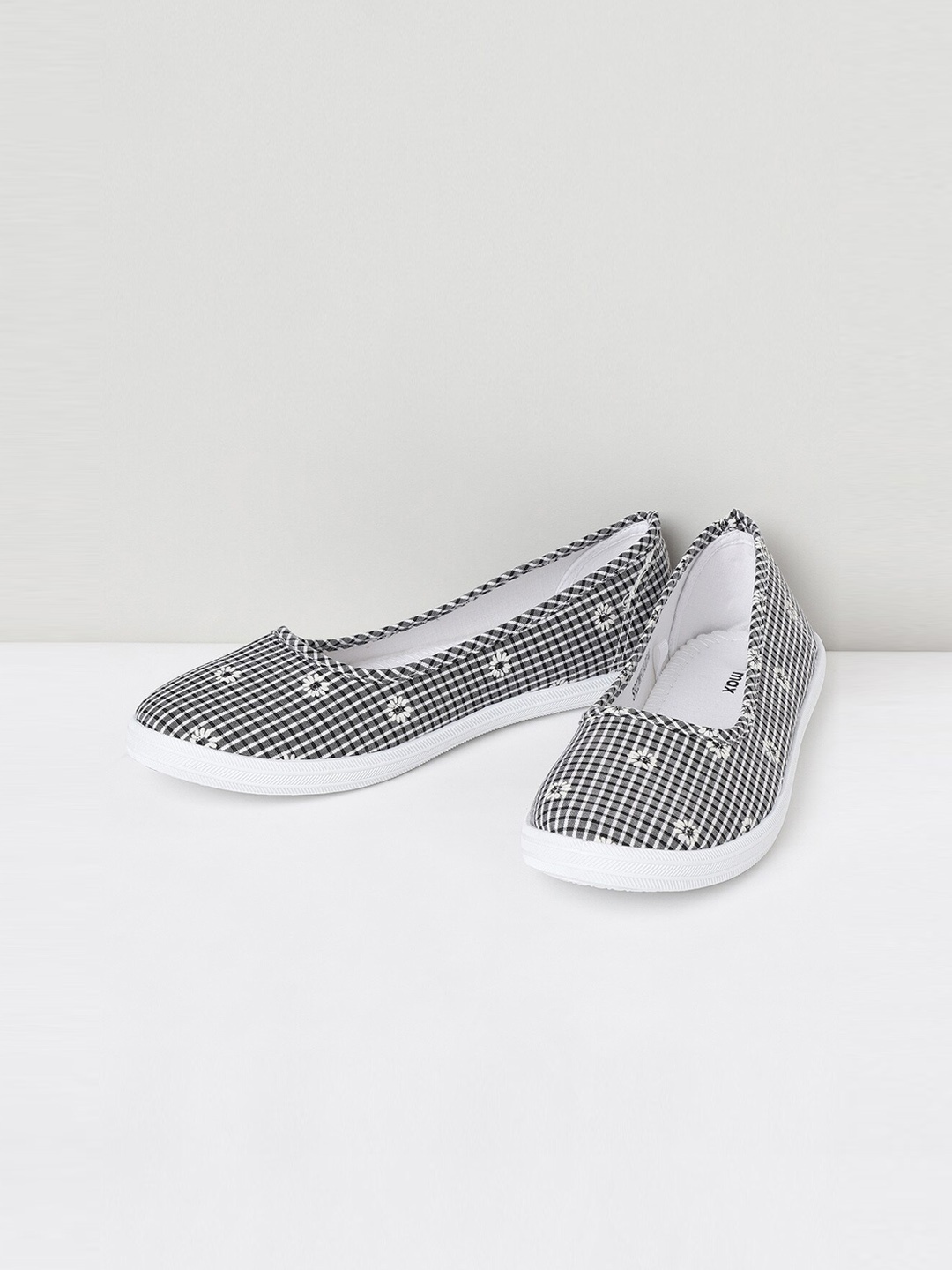 

max Women Black & White Floral Printed Slip-On Sneakers
