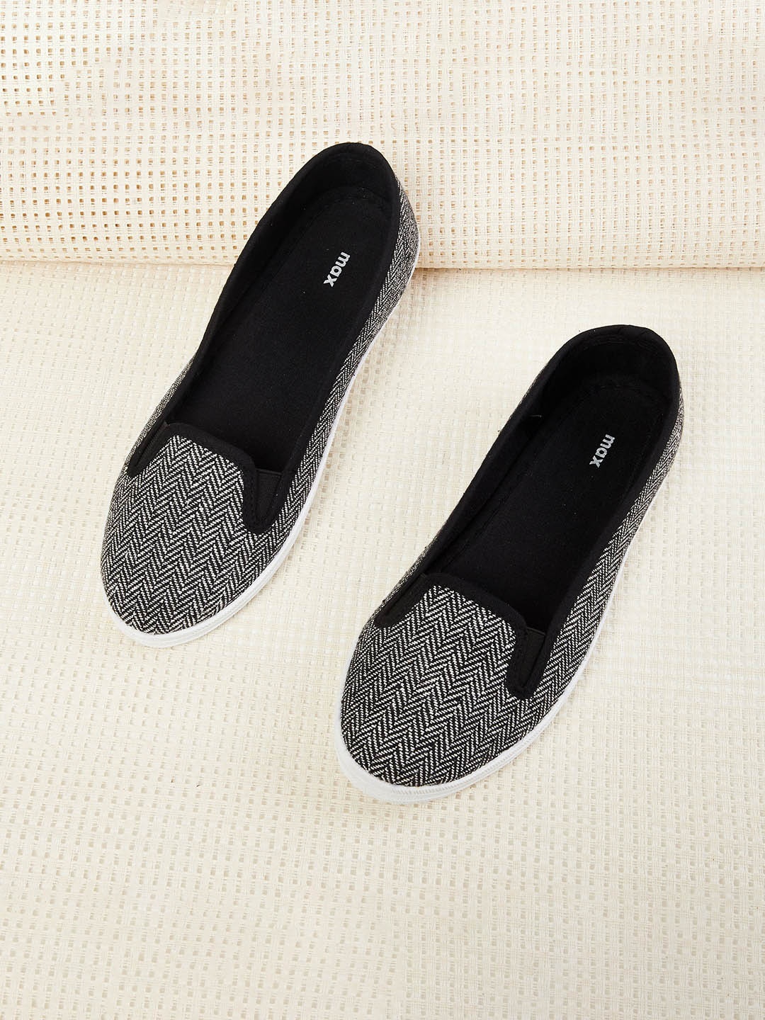

max Women Black Woven Design Espadrilles